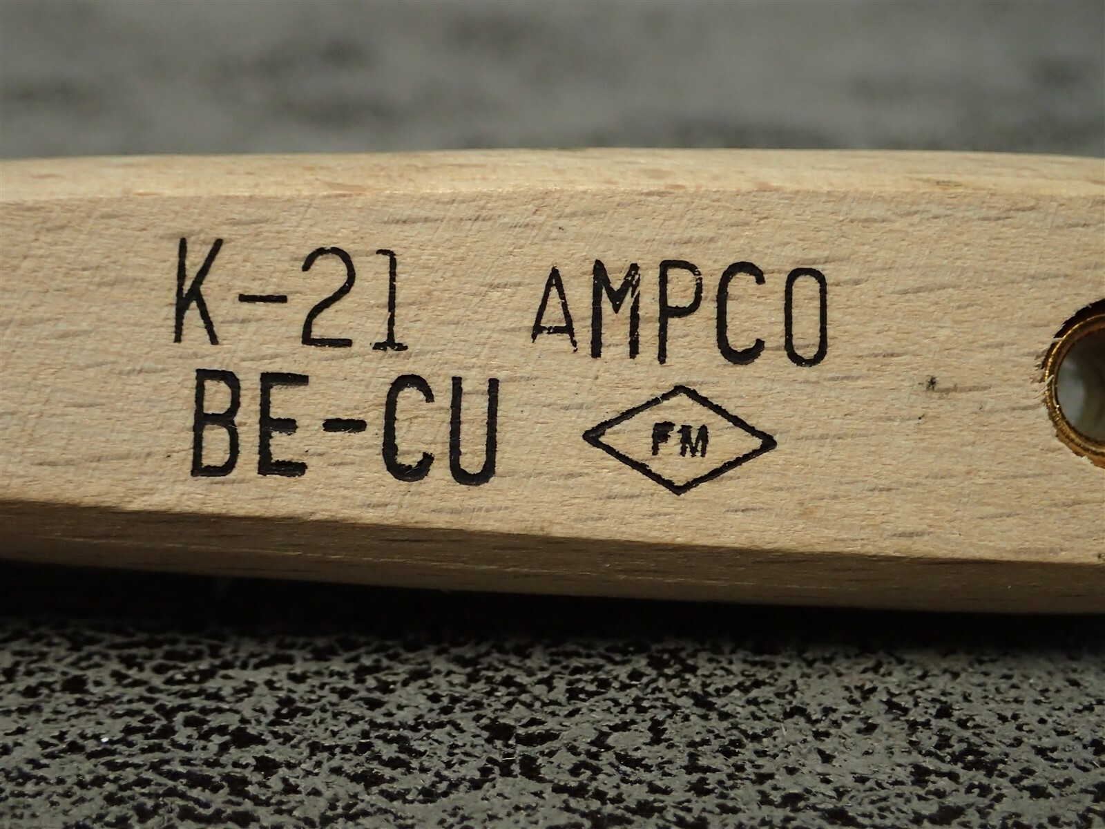 K-21 AMPCO BE-CU 1-3/8" Beryllium Copper Putty Knife w/ Wood Handle (BN148)