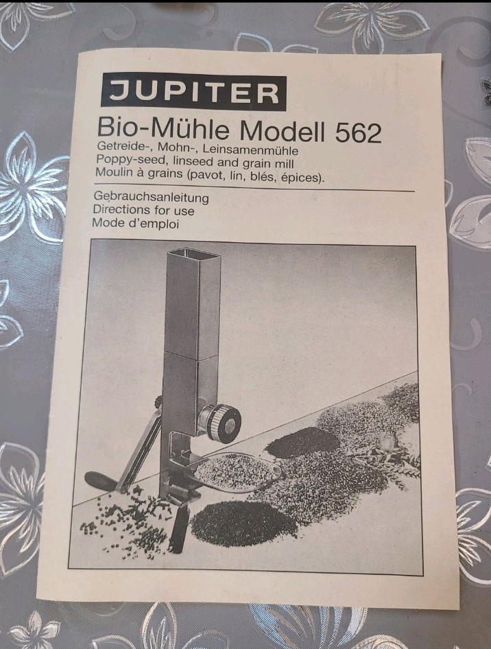 Vintage JUPITER Muhle Hand Crank Grain Mill Model 562, Complete in Box