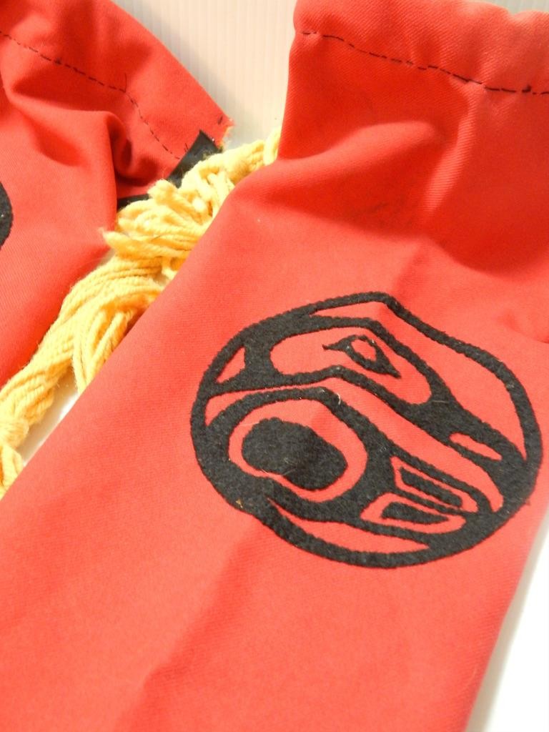 VINTAGE ALASKA TLINGIT NW COAST LEGGINS RAVEN DESIGN - NICE !