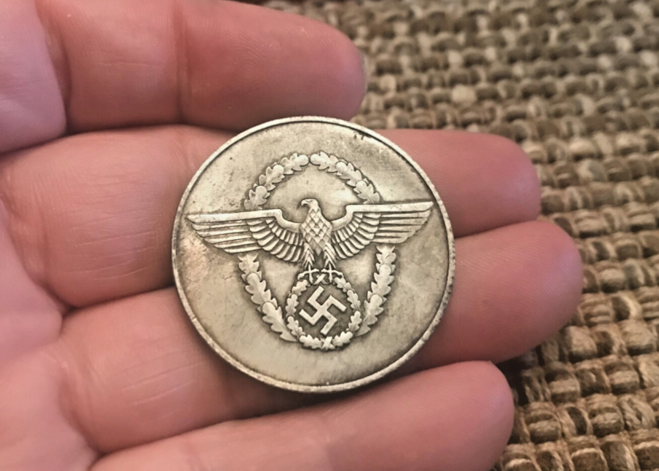 GERMAN EAGLE HONORS POLICE WWII COMMEMORATIVE COIN