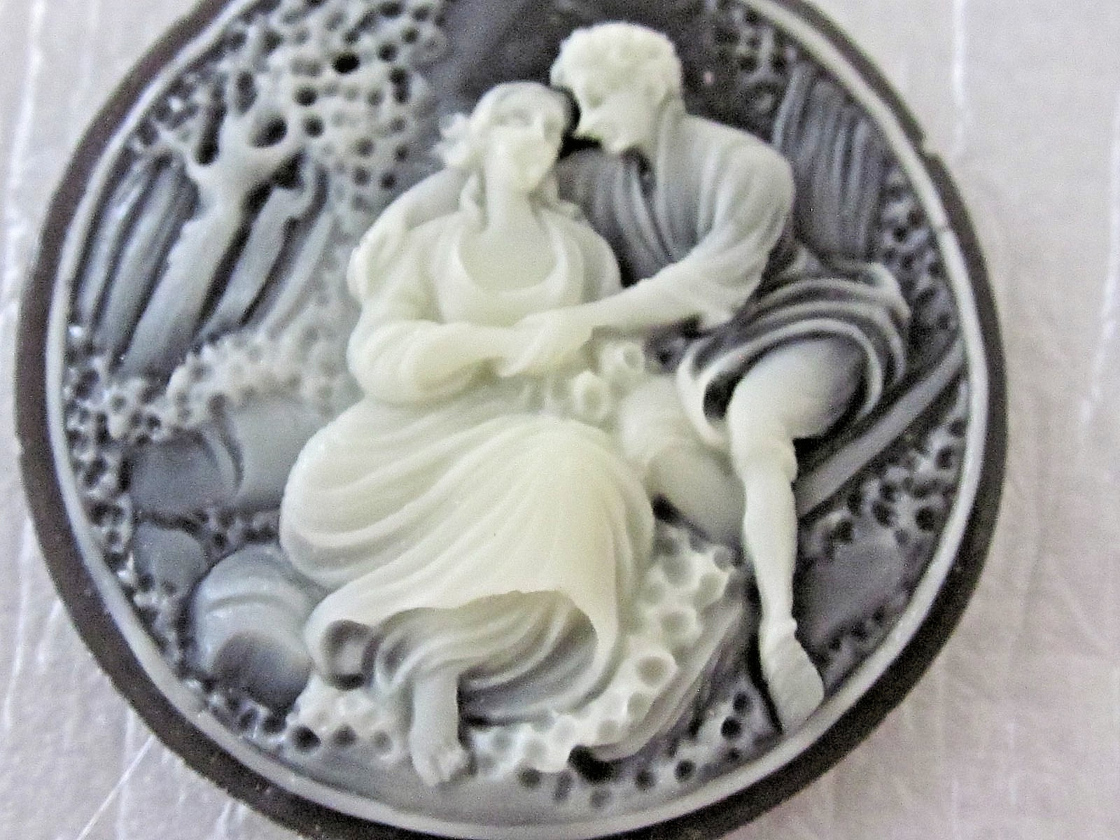 * SALE* VTG CAMEOS 40x30mm HUGE 17piece LOT JEWELRY RESIN FINDINGS REPAIR CRAFTS