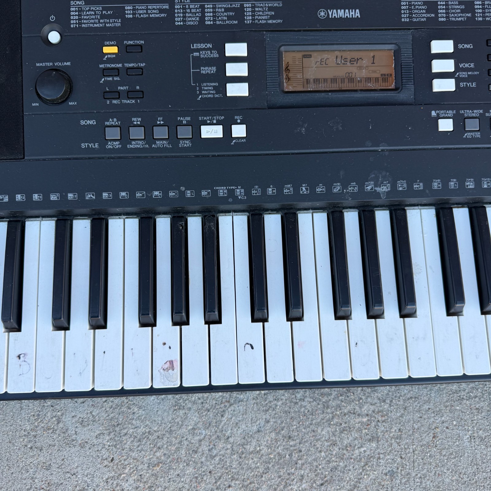 Yamaha PSR-E343 61-Key Portable Digital Keyboard Piano Tested Works no adapter