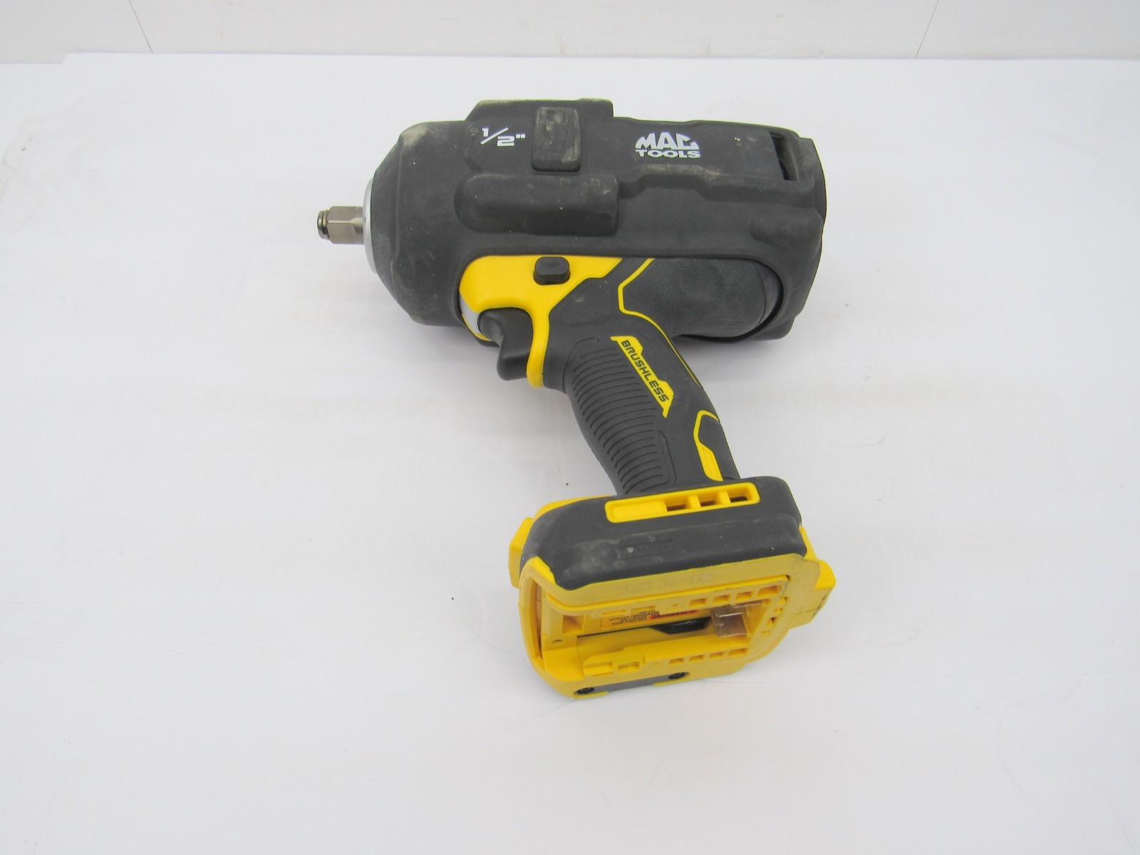 DEWALT DCF961B 1/2 In Hi Torque Impact Wrench 20V MAX XR Cordless with cover