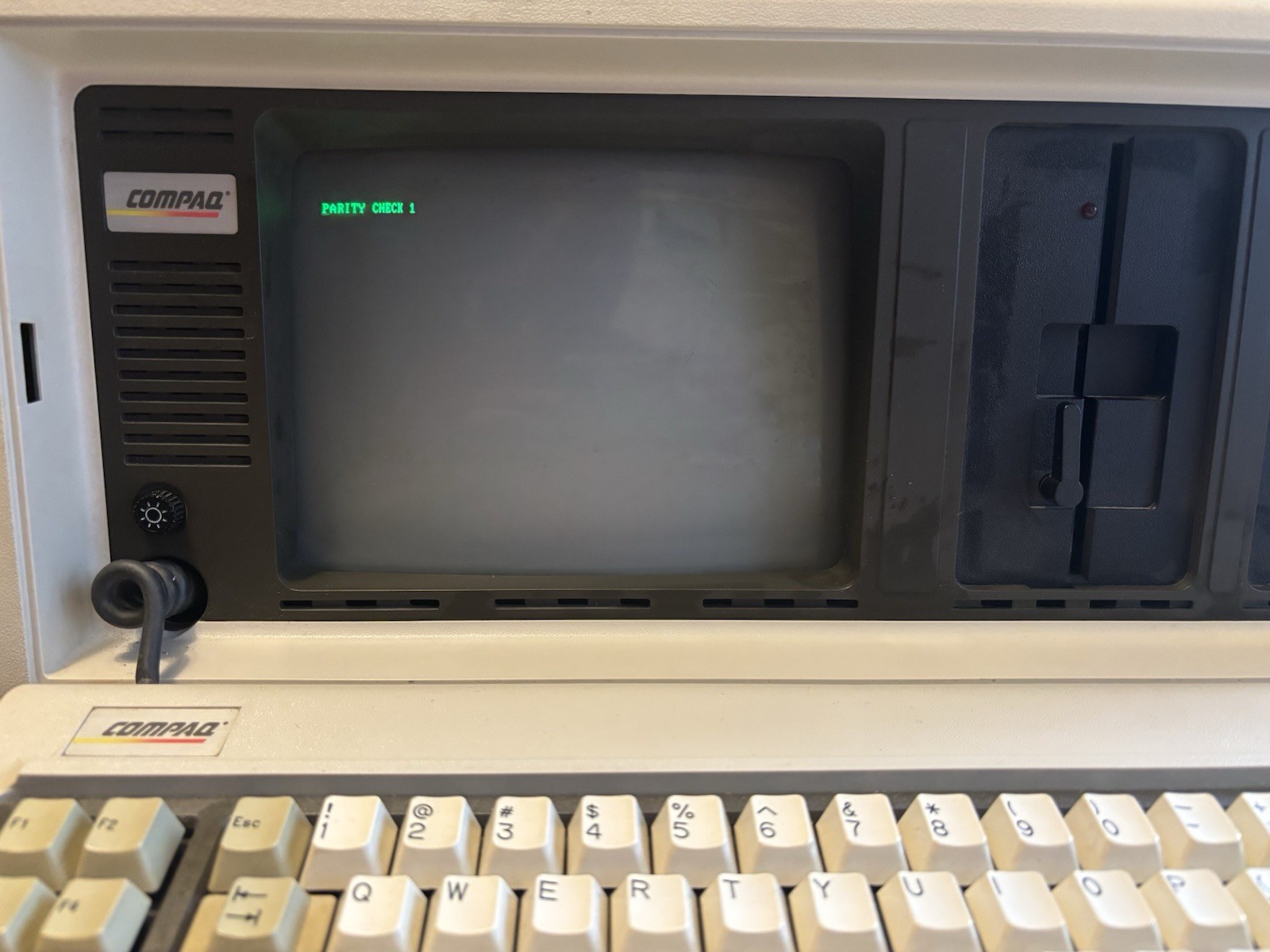Vintage Compaq Portable Model 101709 Computer. Powers On. As Is.