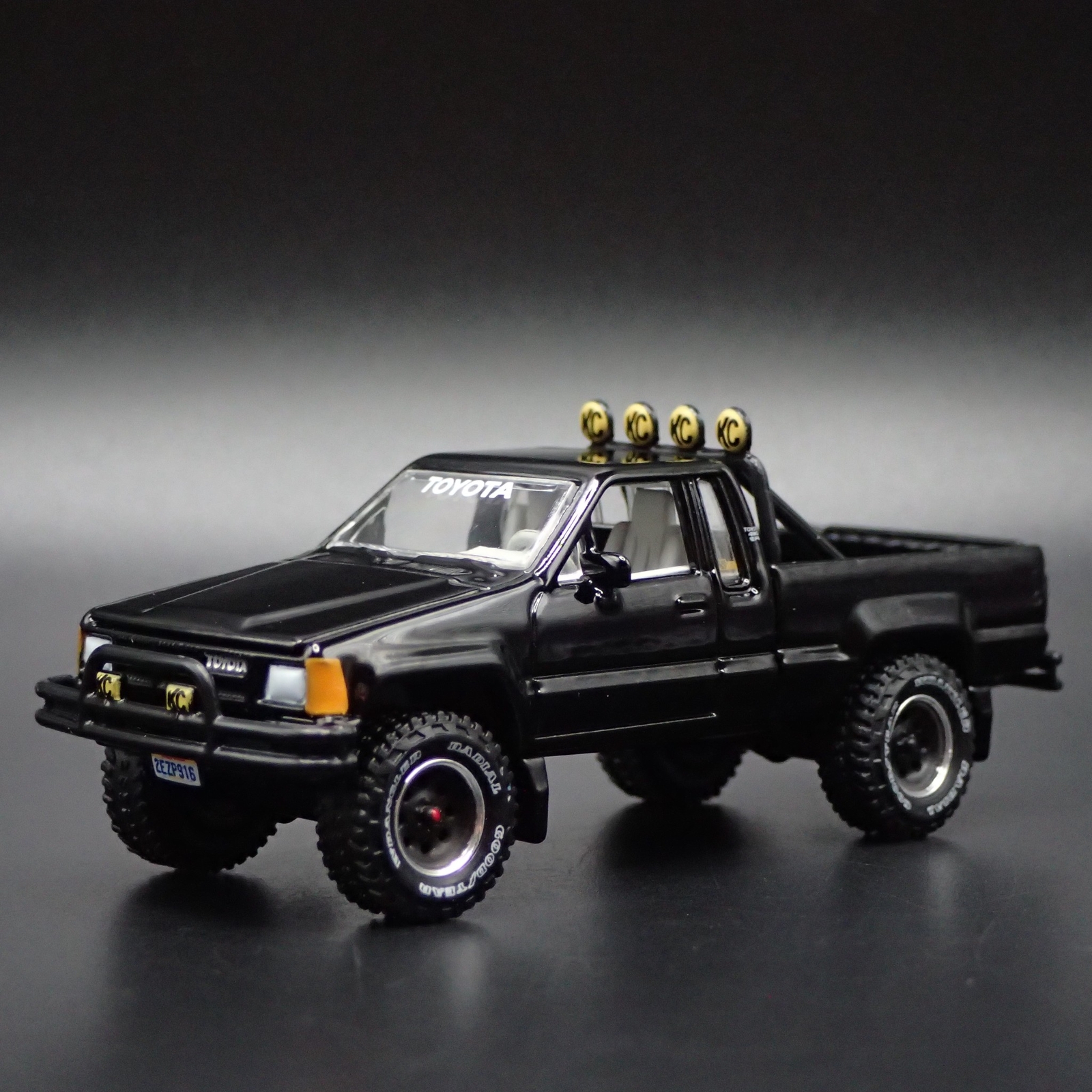 1985 85 TOYOTA SR5 PICKUP TRUCK BACK TO THE FUTURE 1/64 SCALE DIECAST MODEL CAR