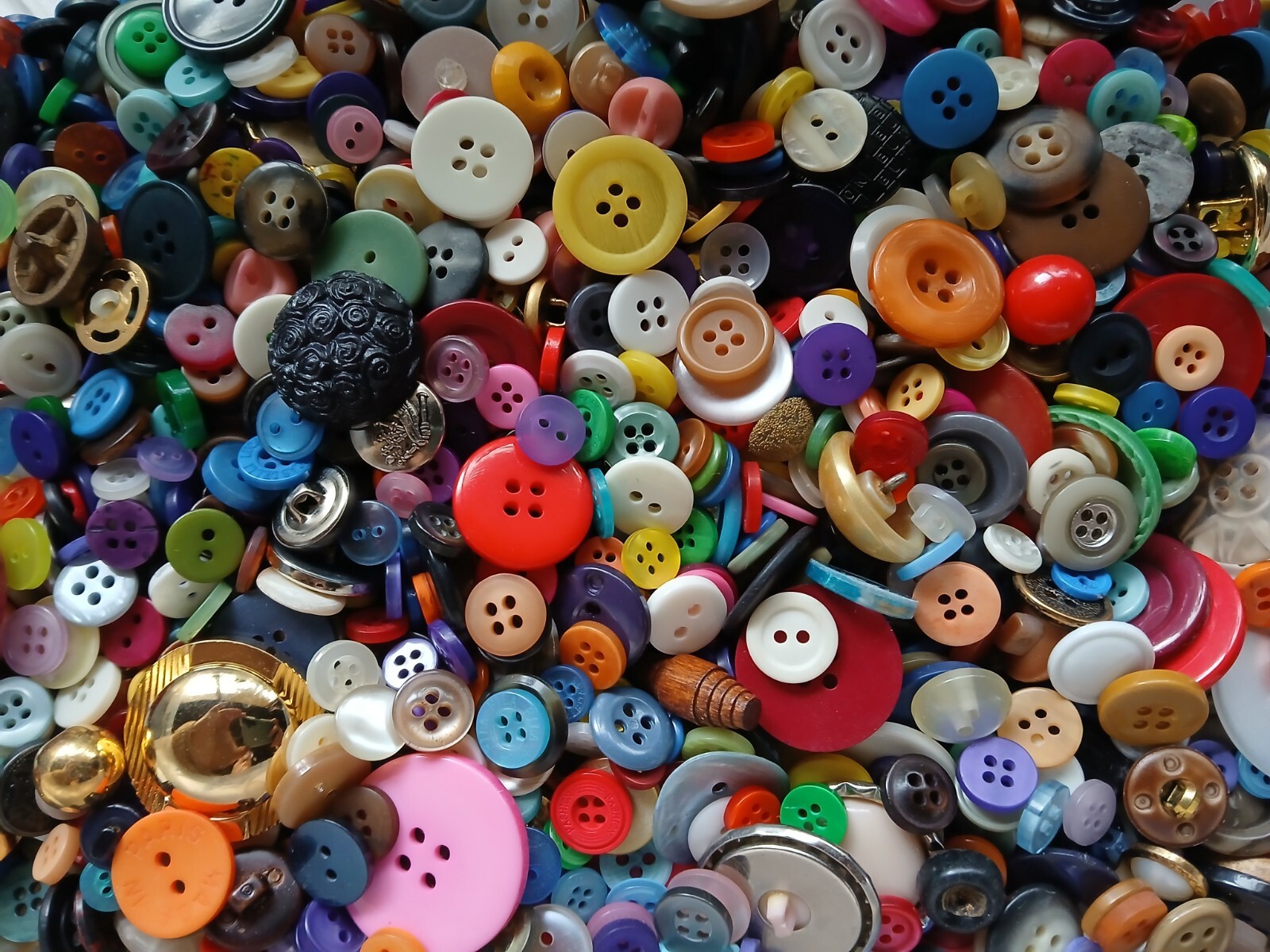 1000, 500, or 200 Sewing Buttons: Assorted Mix of New and Vintage