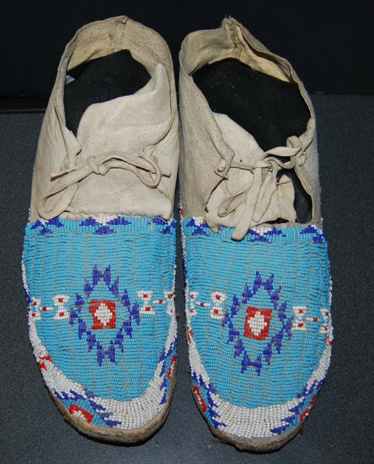 Native American Sioux Indian 1900, Sinew sewn, Beaded adult Moccasins