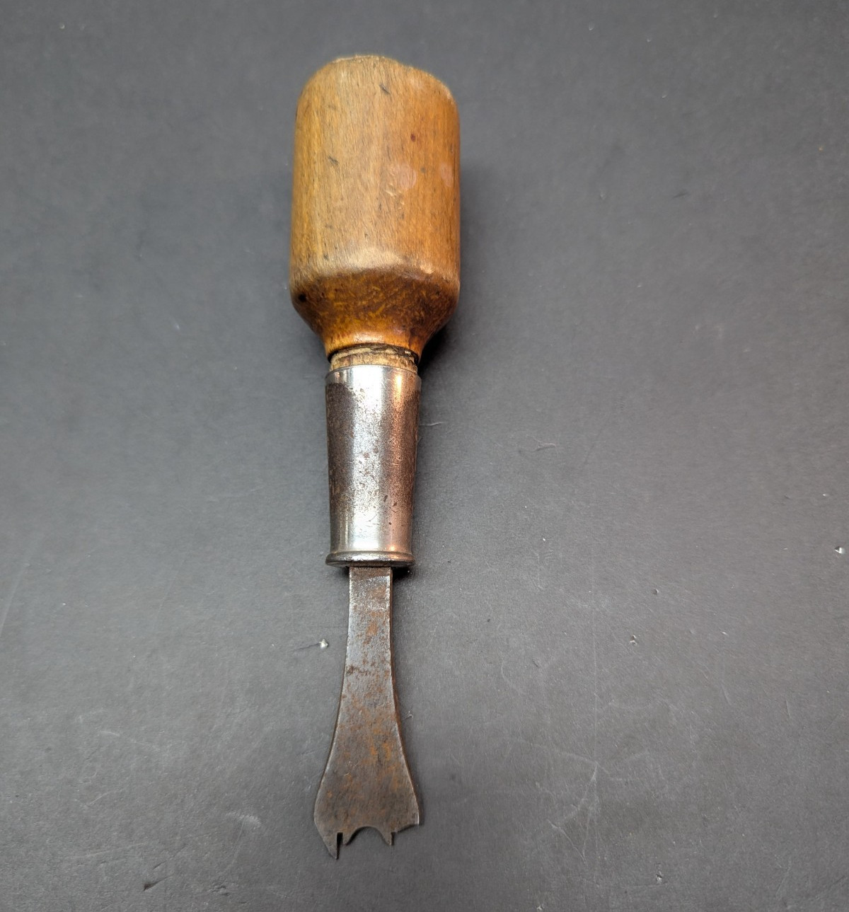 Berry’s Staple Remover Puller for Upholstery Pool Table Recover Wooden Handle 6"