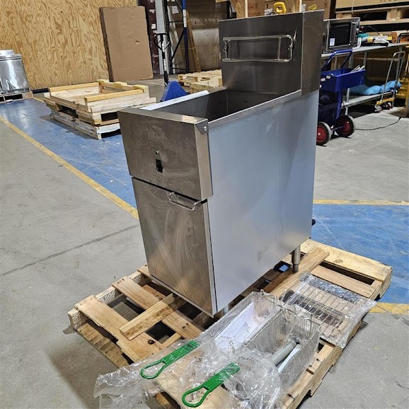 Dean by Frymaster SR114E Super Runner Economy 40 lb. Electric Floor Fryer - 240V