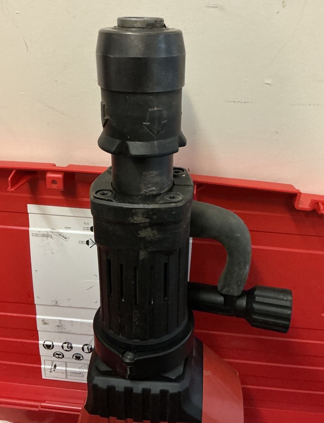 HILTI TE 905-AVR Demolition Hammer/Concrete Breaker w/ Case