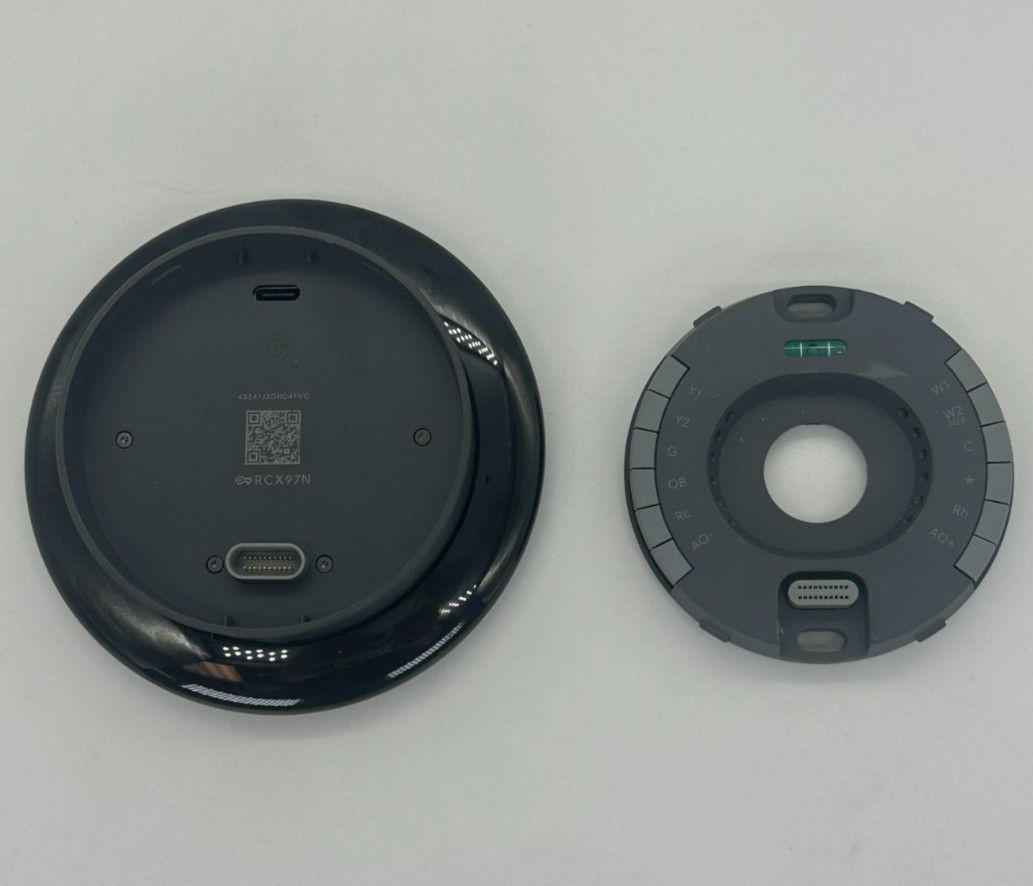 Google Nest Learning Thermostat 4th Gen–Used–Mirror Scratches–Wall Base
