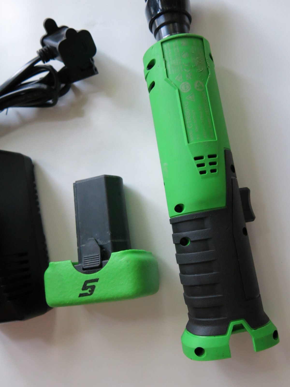 Snap-On CTR861 Green 3/8" 14.4v Cordless Ratchet Battery & Charger Set Nice