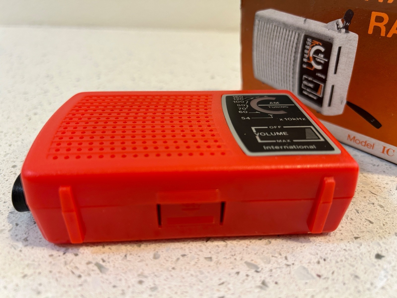 VINTAGE 1960-70's International Brand Transistor Radio Model IC 90 - Mint in Box