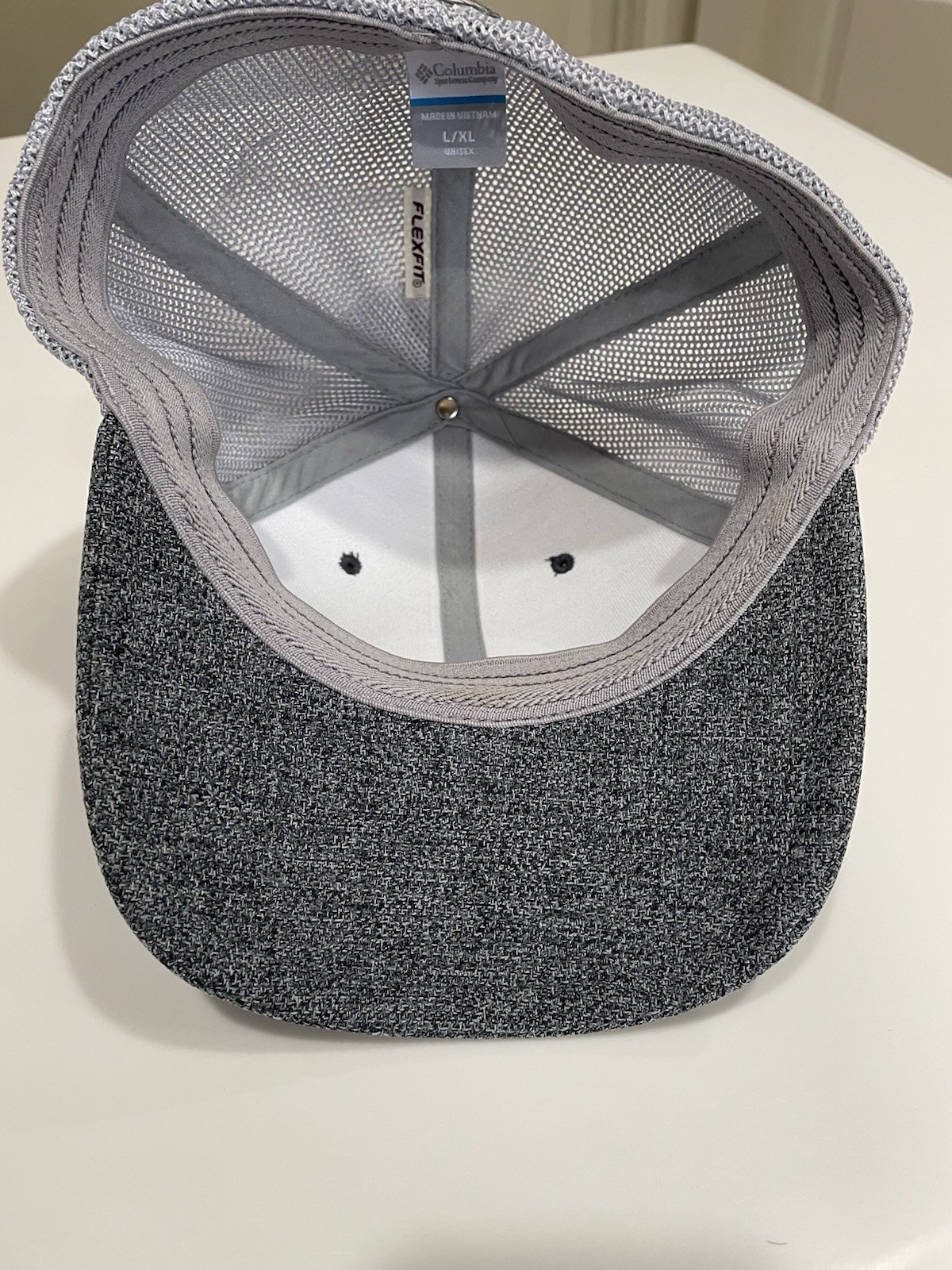 Columbia Flexfit Unisex Mesh Hat. Size L/XL Grey