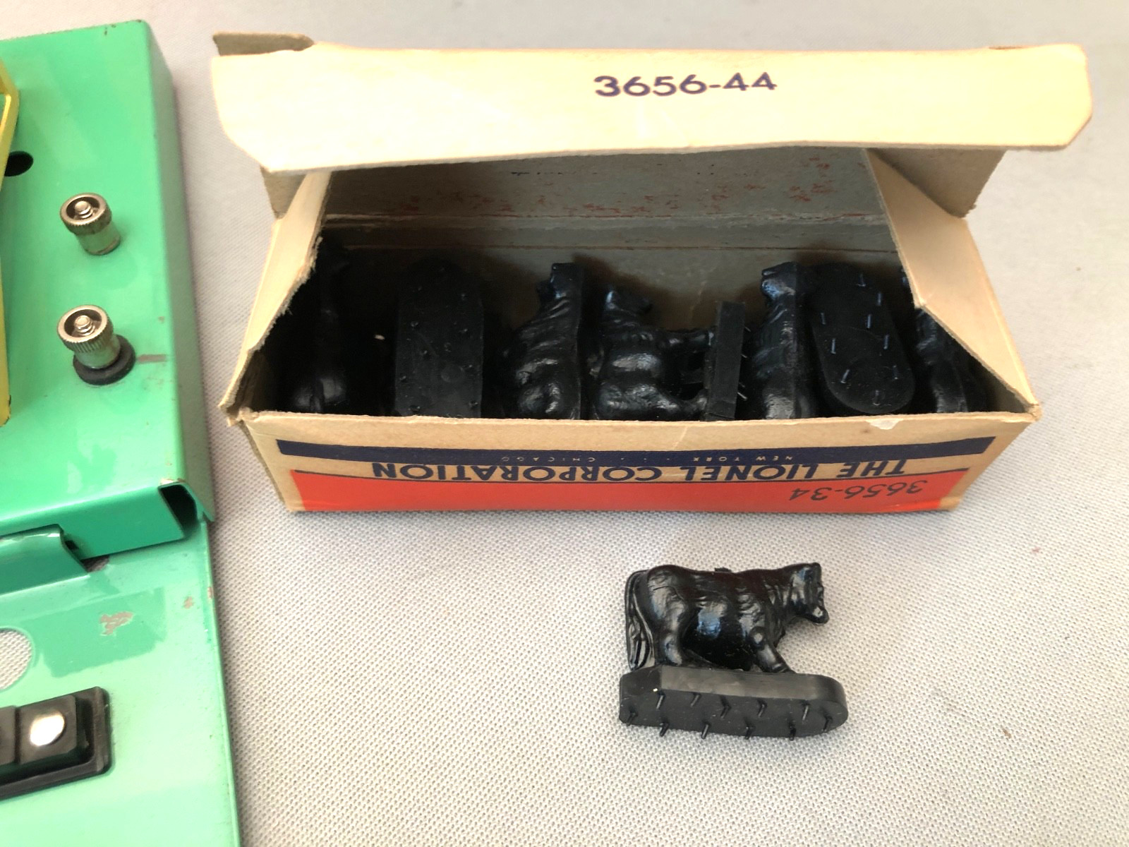 LIONEL 3656 OPERATING CATTLE CAR WITH CORRAL & CATTLE O GAUGE