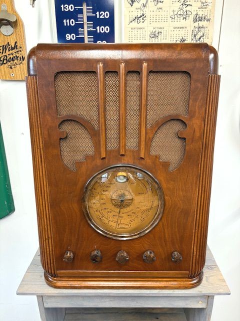 Silvertone 4465 Tombstone Radio
