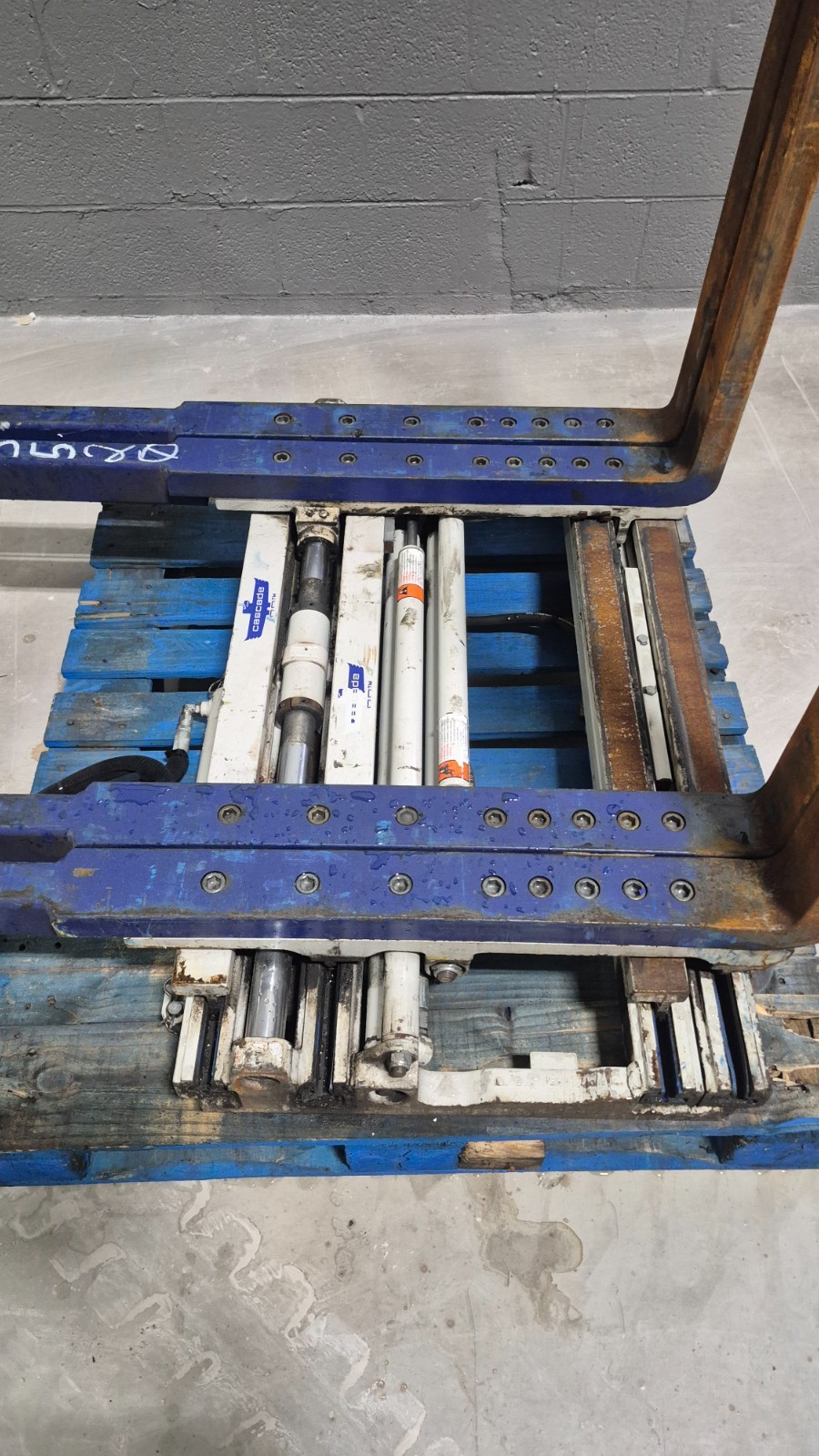 25G-FDS-591 Cascade Single–Double Pallet Handler Class 2 with 42 Inch Forks