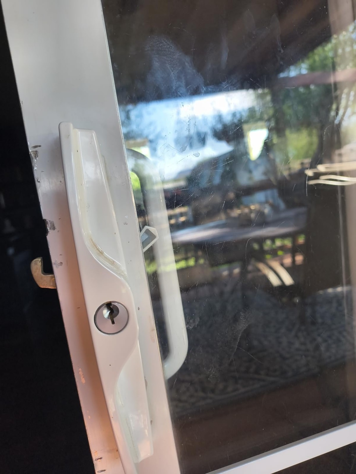 White Patio Sliding Door Handle w/ Lock Cylinder for 3 15/16" Hole Spacing