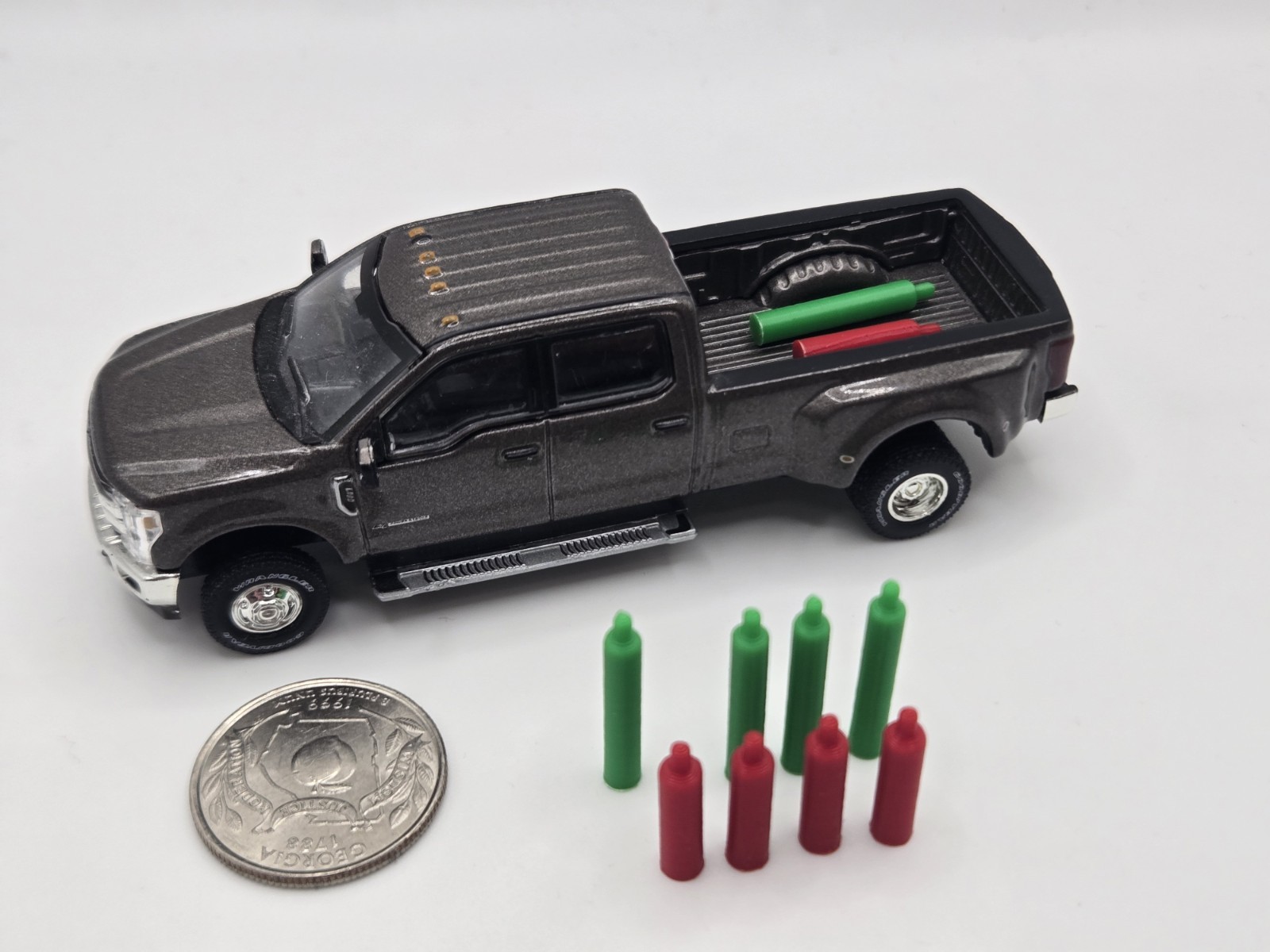 1/64 Scale Oxy/Acetylene Welding Gas Tanks in Red and Green *10 Pack*