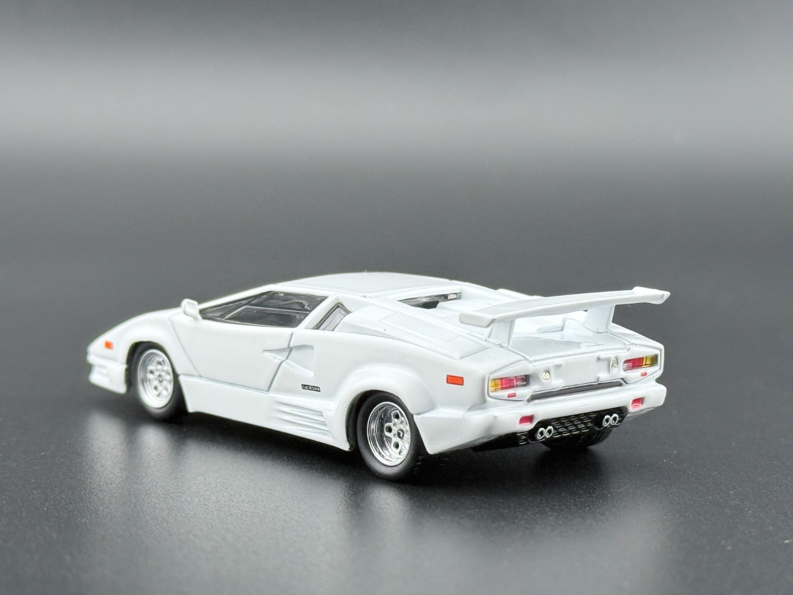 Mini GT Lamborghini Countach 25th Anniversary White #1134 1/64