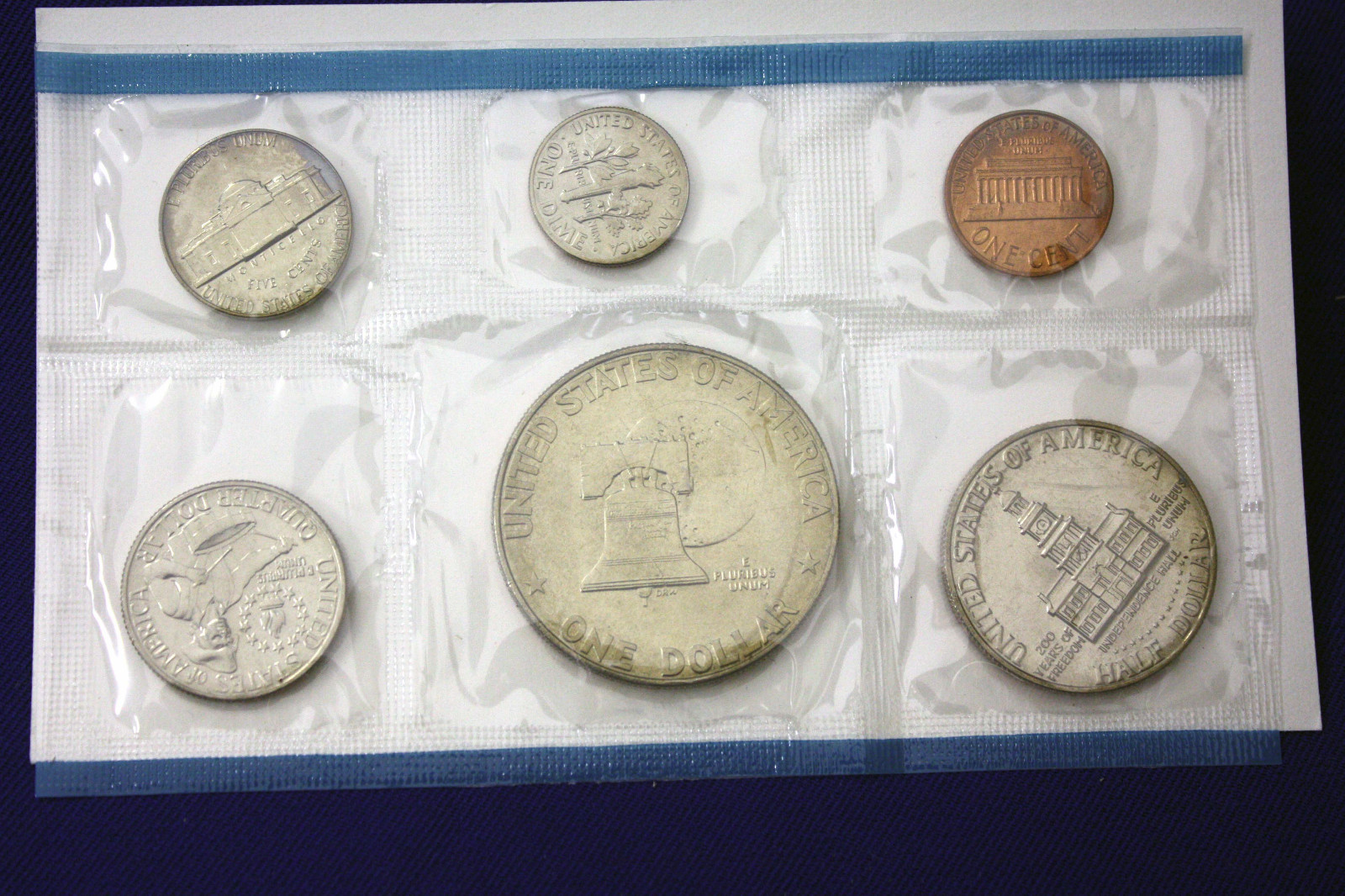 1975 MINT SET ISSUED BY U.S. MINT