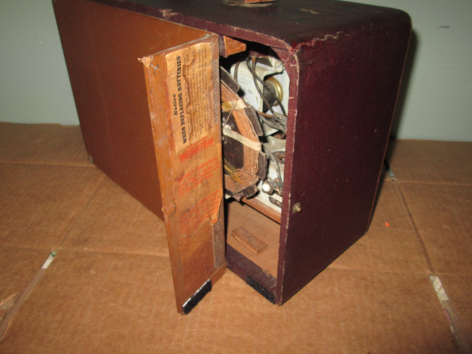 Vintage Emerson Suitcase AM Tube Radio AM Radio 1940's RARE