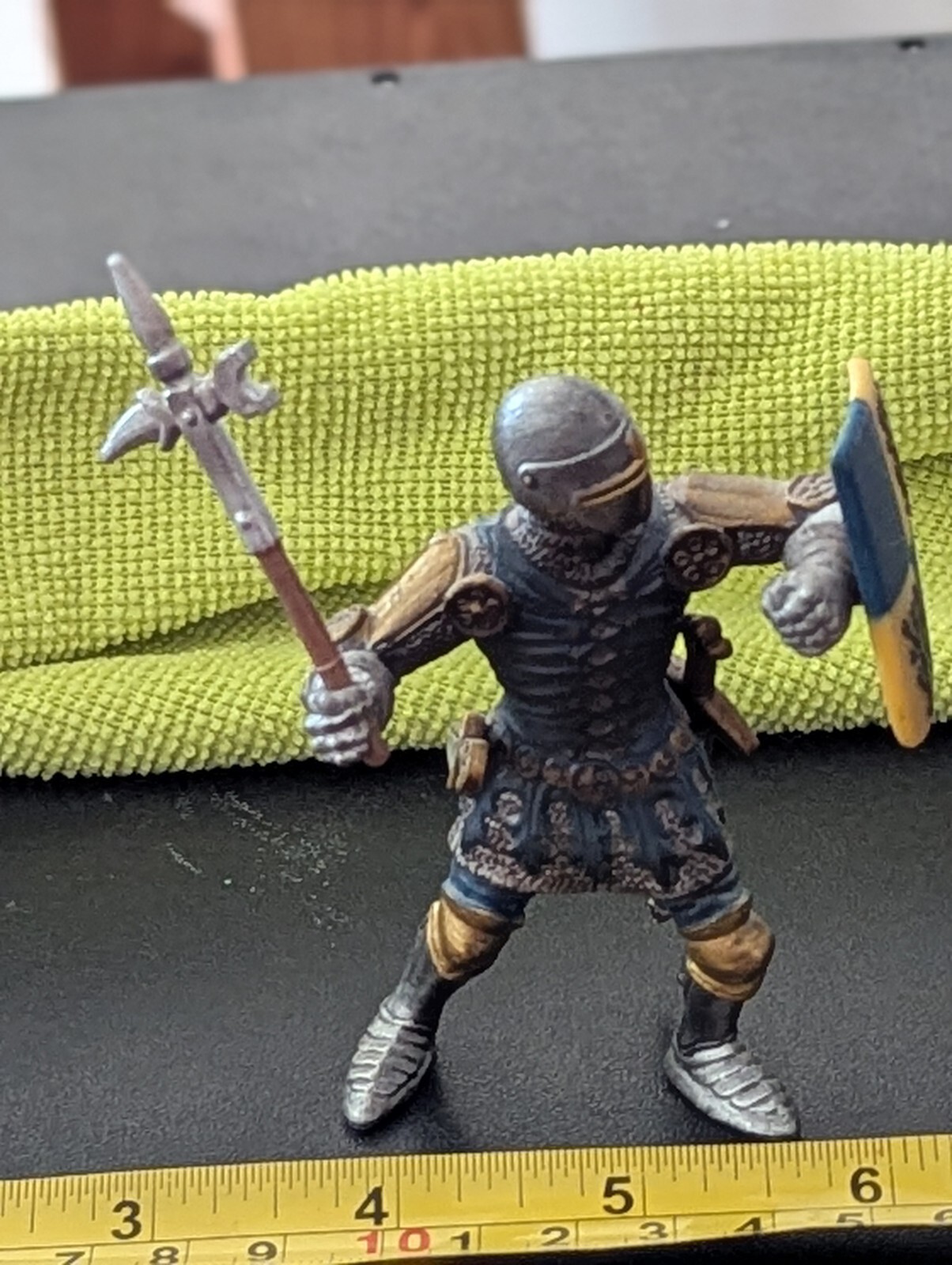 AWESOME SCHLEICH WARRIOR MEDIEVAL W/ SHIELD & SWORD READY FOR BATTLE MFG 2003