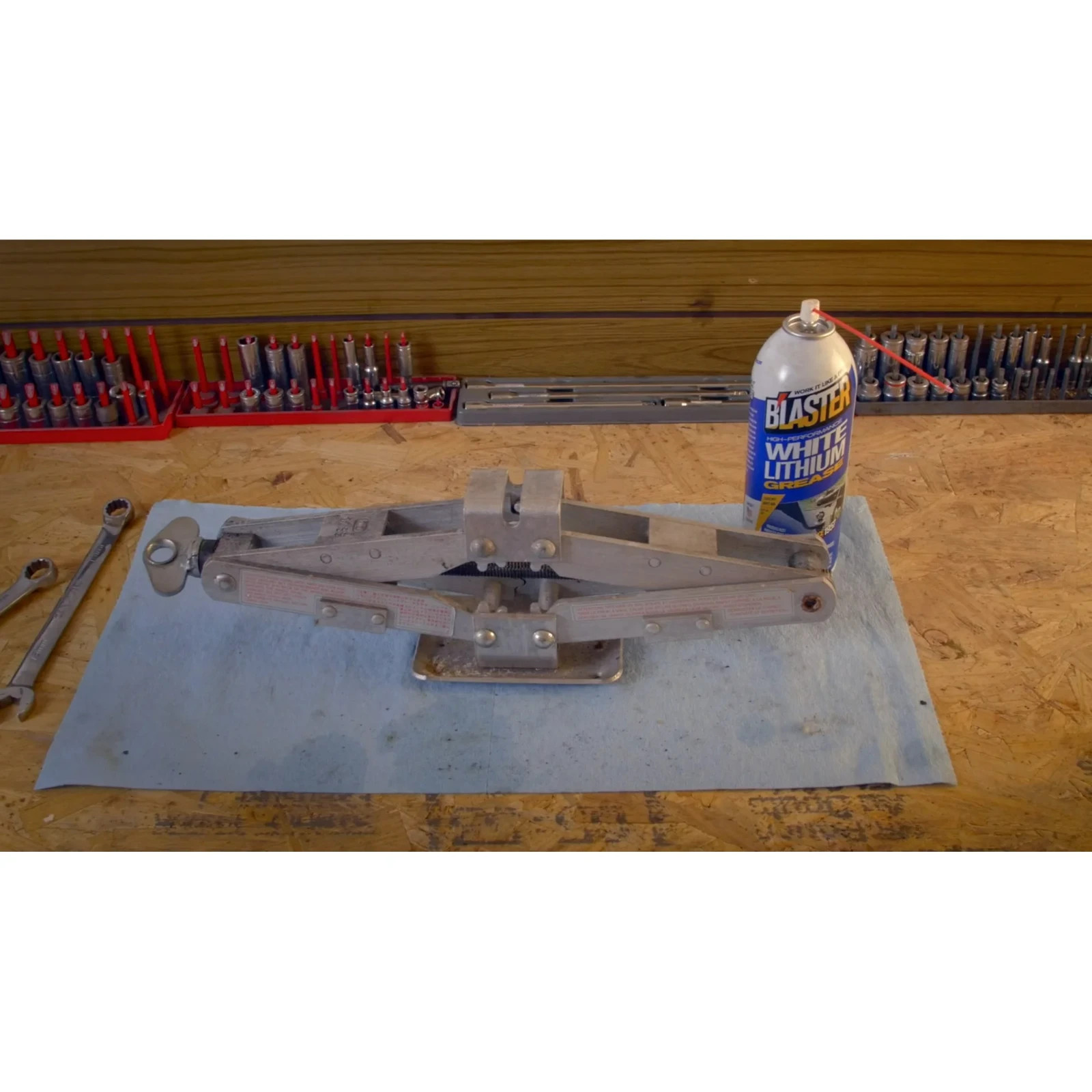 11 oz. High-Performance White Lithium Grease Spray