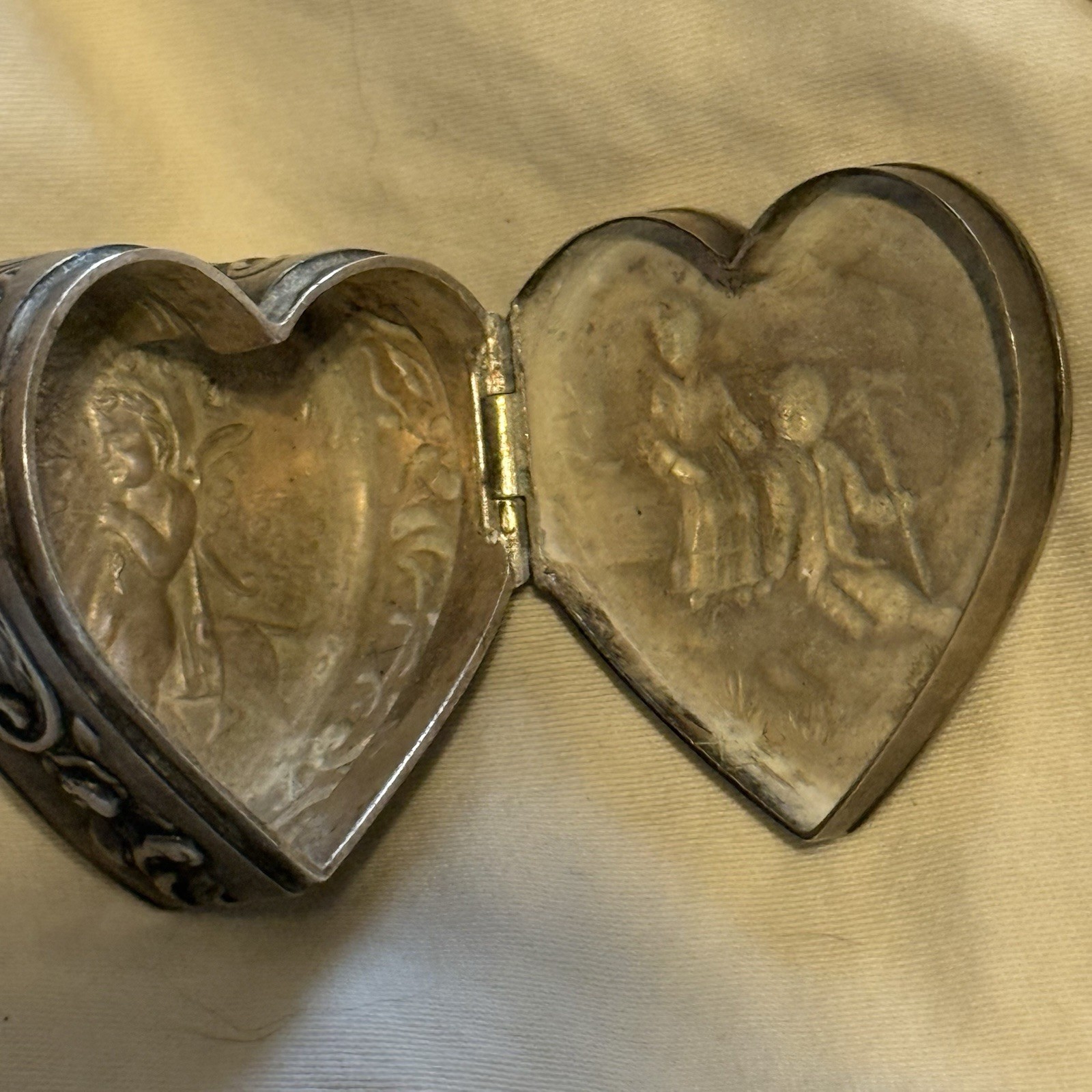 Antique Old Couple Cherub Dog Repousse Hanau .800 Silver Heart Pill Box German