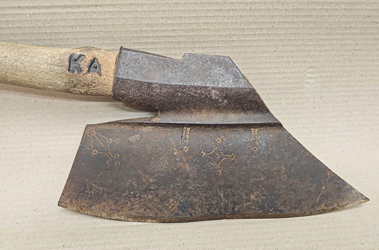 5,3 LBS ANTIC RARE GERMAN QUALITY FORGED AXE HEAD HATCHET