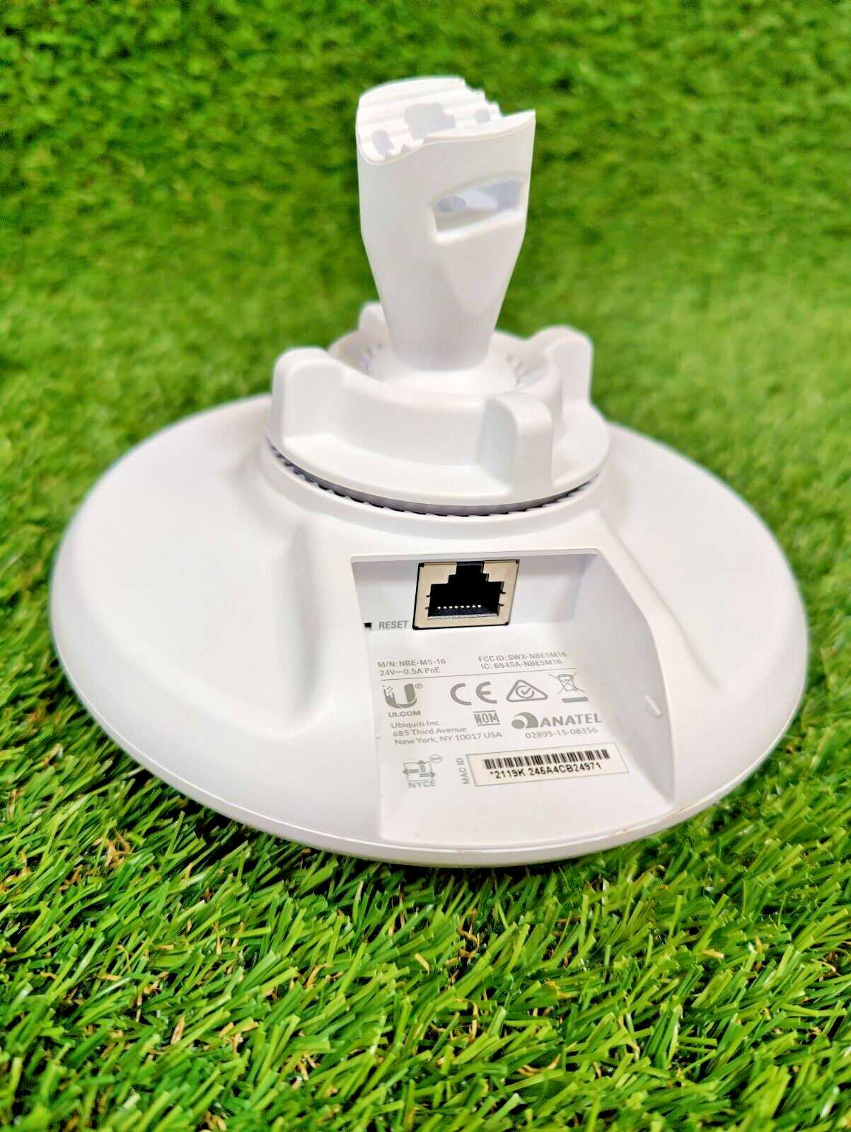 Ubiquiti Networks NBE-M5-16 NanoBeam 5GHz Wireless Access Point w/ PoE, Clamp