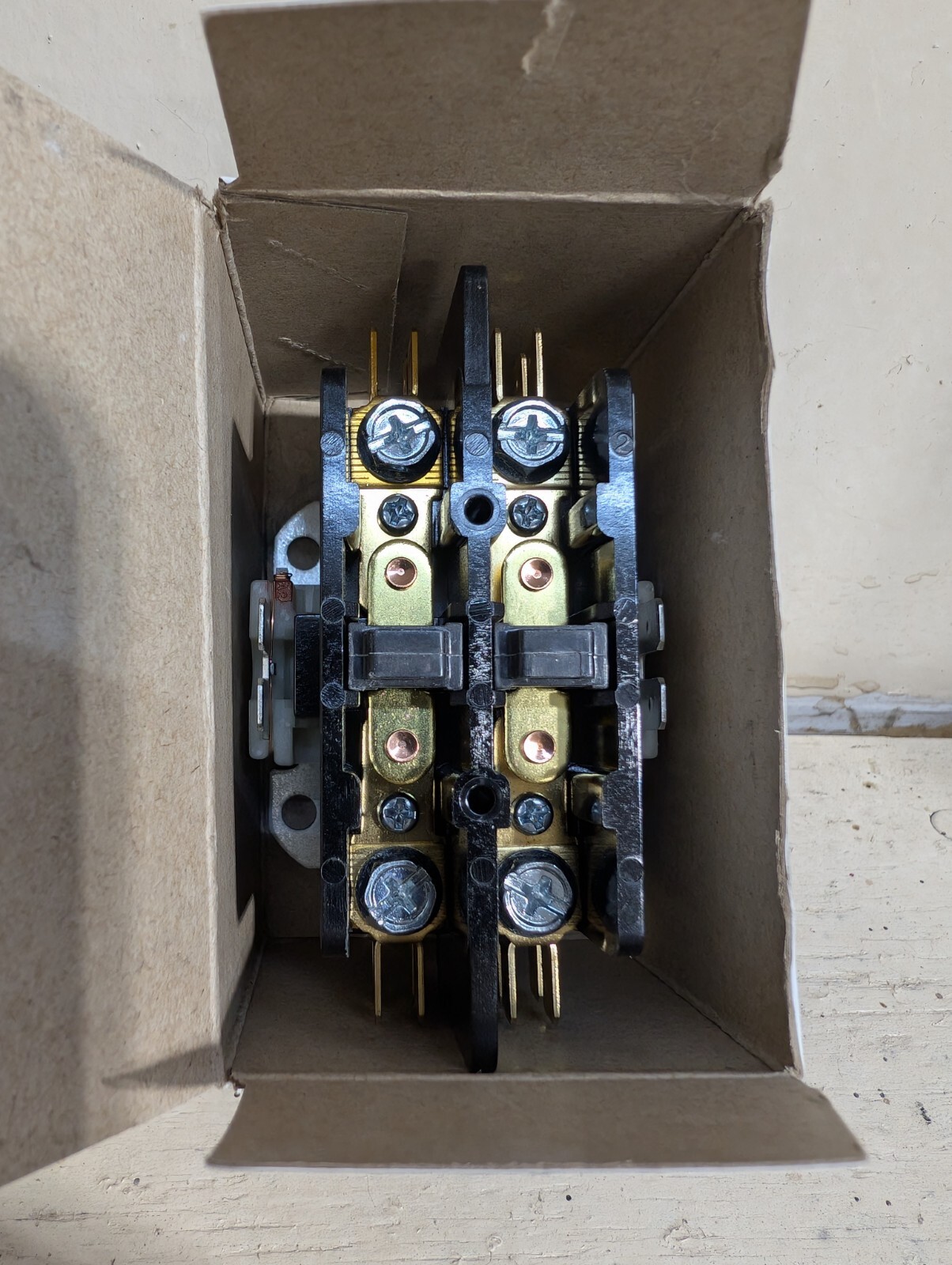 Carrier HN52KC024 Contactor Black 600 Volt 30 Amp 2-Pole Coil 24VAC 50/60Hz