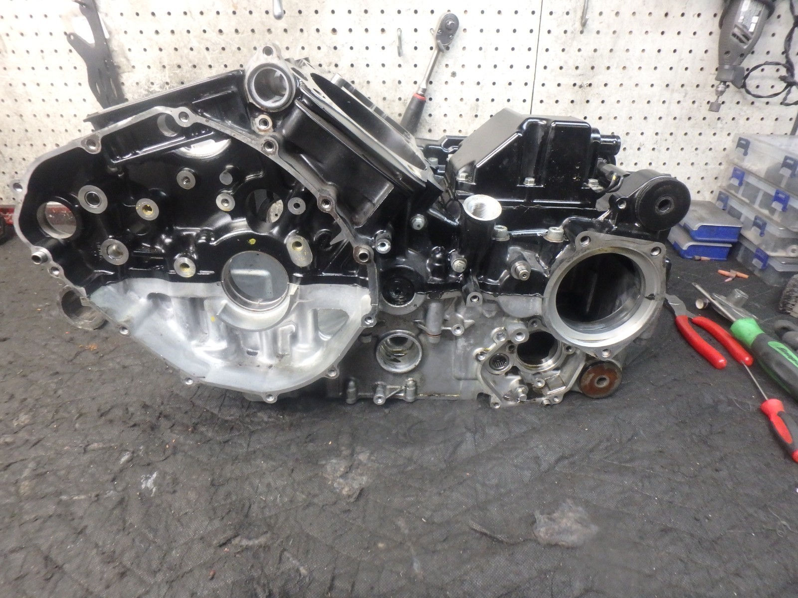 SUZUKI BOULEVARD M109R / VZR1800 06-25 ENGINE CASES P/N 11300-48881