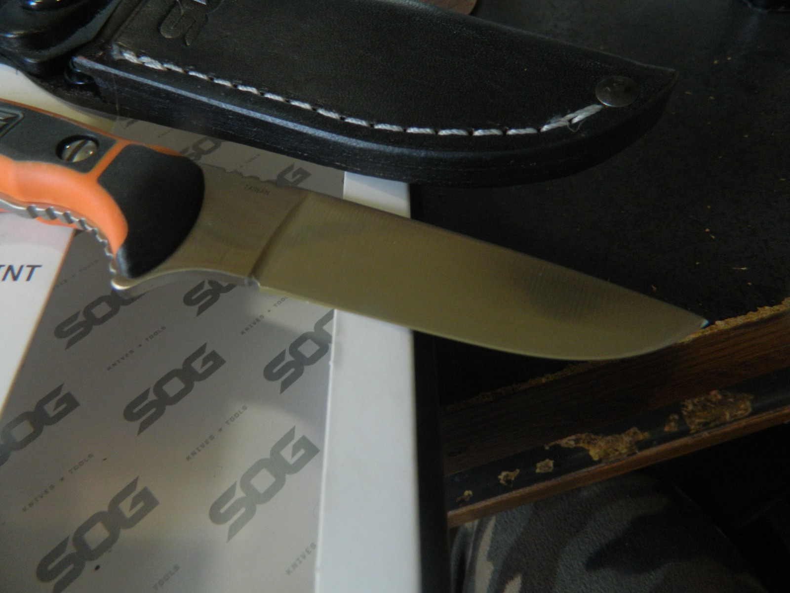 SOG KNIVES 8.2" HUNTSPOINT FIXED BLADE BLADE AUS-8 HANDLE ORANGE & BLACK GRN