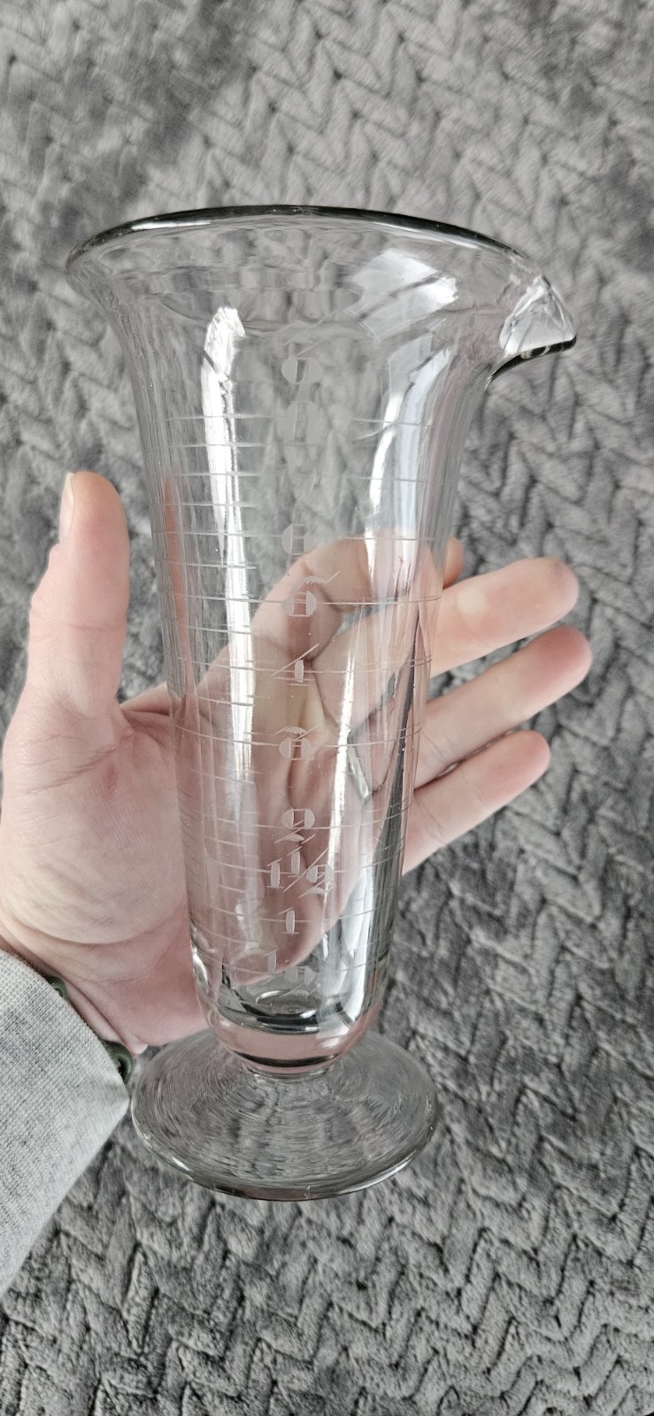 WHITALL TATUM Etched Glass Apothecary Footed Cup Measuring Beaker 8oz 7.5"