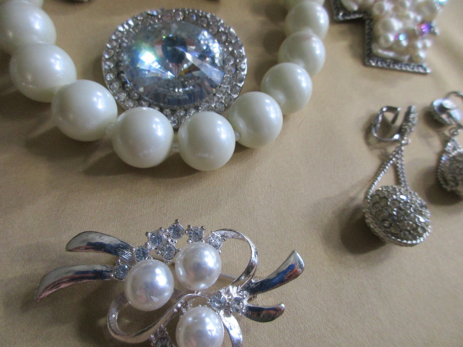 VINTAGE RHINESTONE FAUX PEARLS JEWELRY LOT ~ MIXED AGES