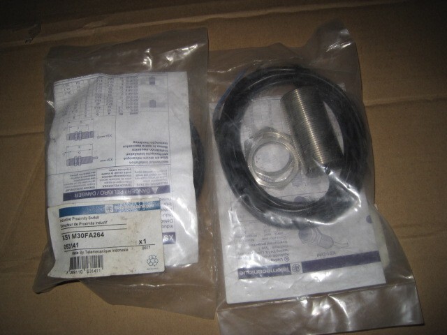 TELEMECANIQUE PROXIMITY SWITCH XS1M30FA264 NOS