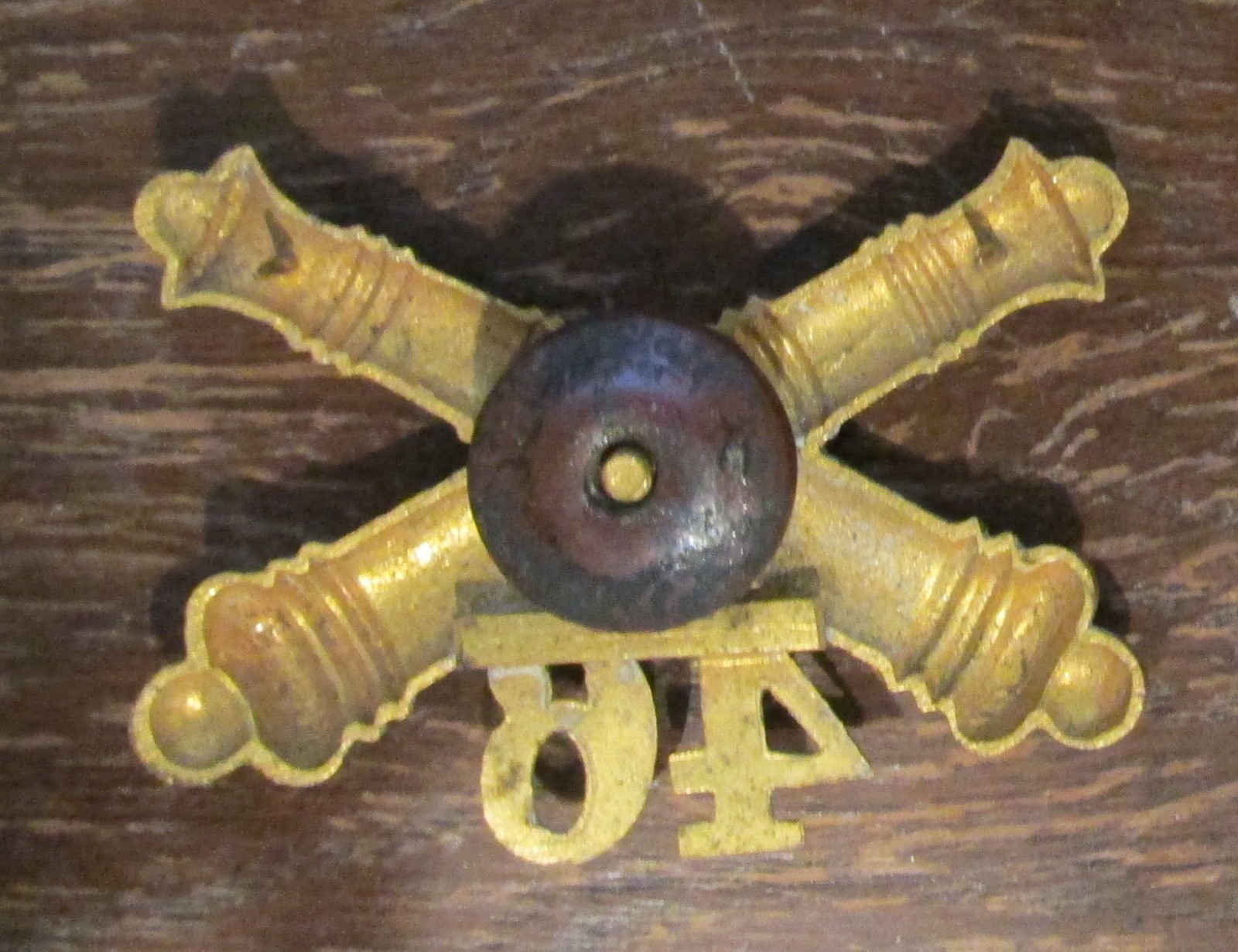 1986-1901 Field Artillery hat badge brass 46th Battery US Army screwback