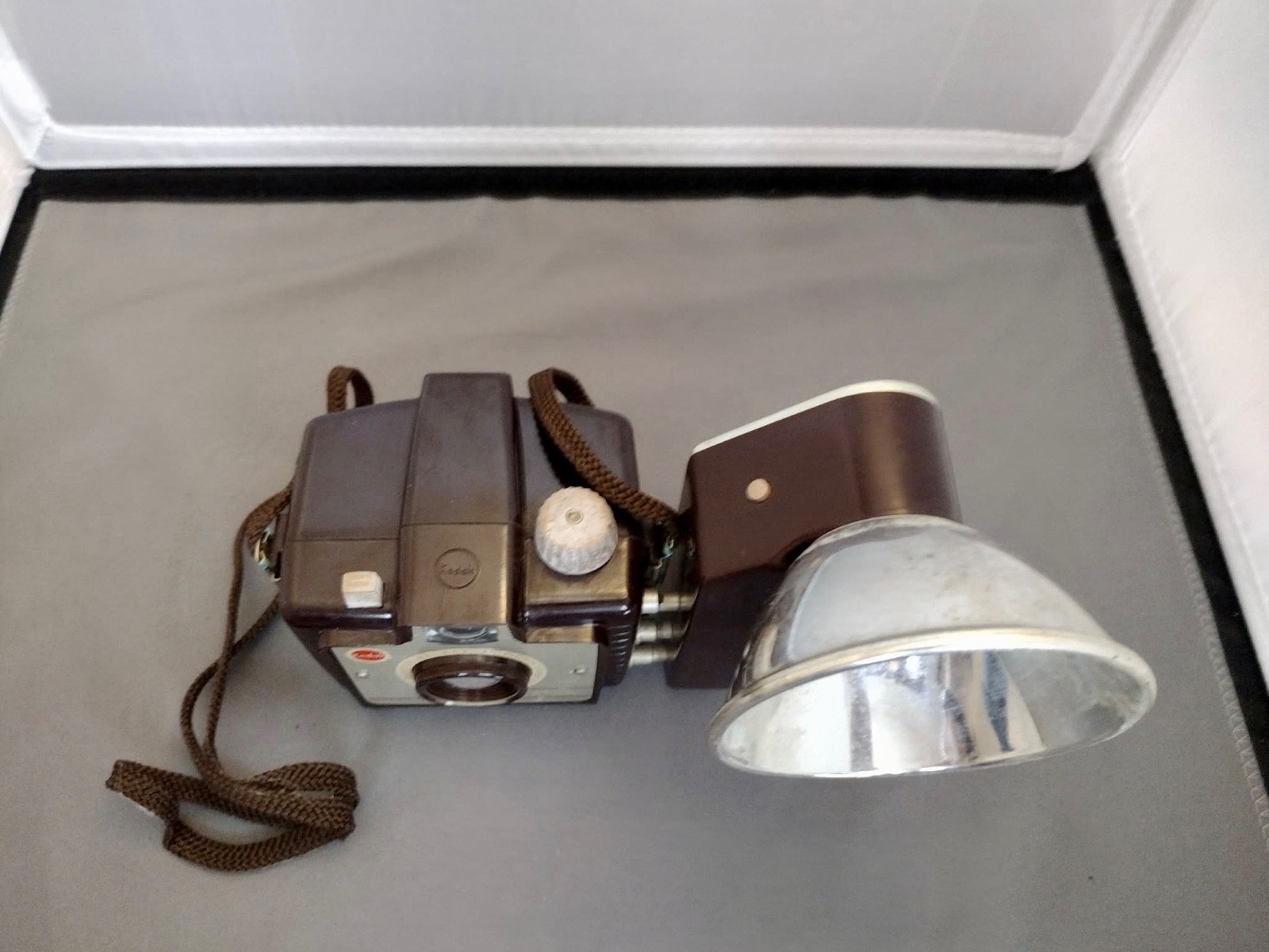 VINTAGE KODAK BROWNIE HOLIDAY FLASH CAMERA Bakelite 1950'S UNTESTED