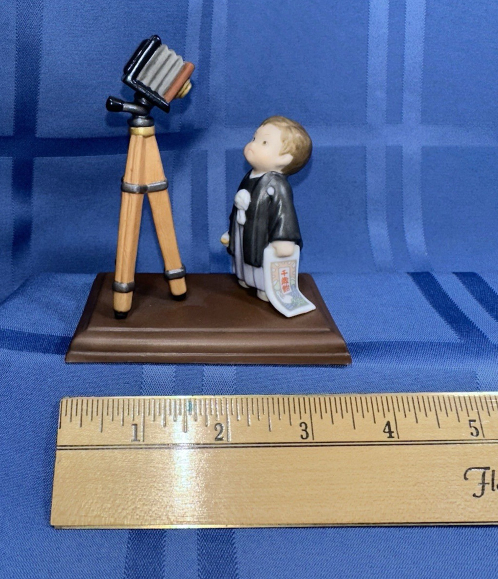 Precious Memory Porcelain JOYOUS 7-5-3 Ceremony Figurine "Unfamiliar Camera"
