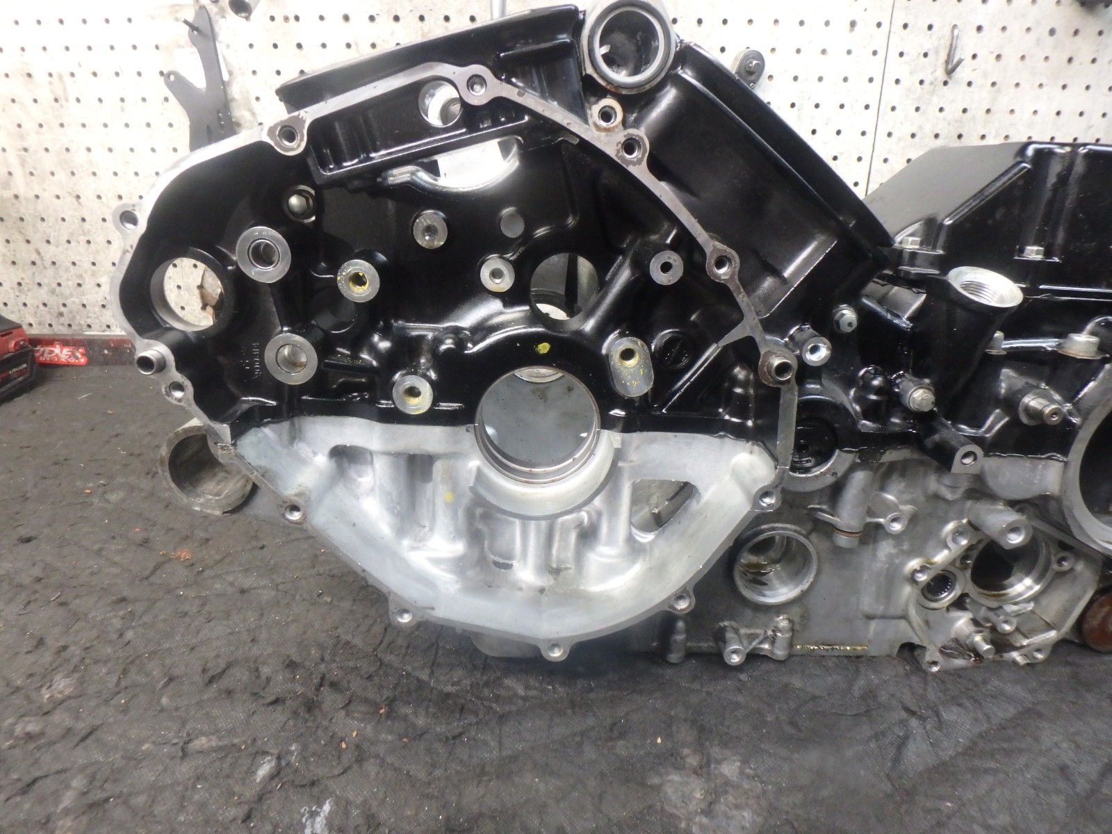 SUZUKI BOULEVARD M109R / VZR1800 06-25 ENGINE CASES P/N 11300-48881