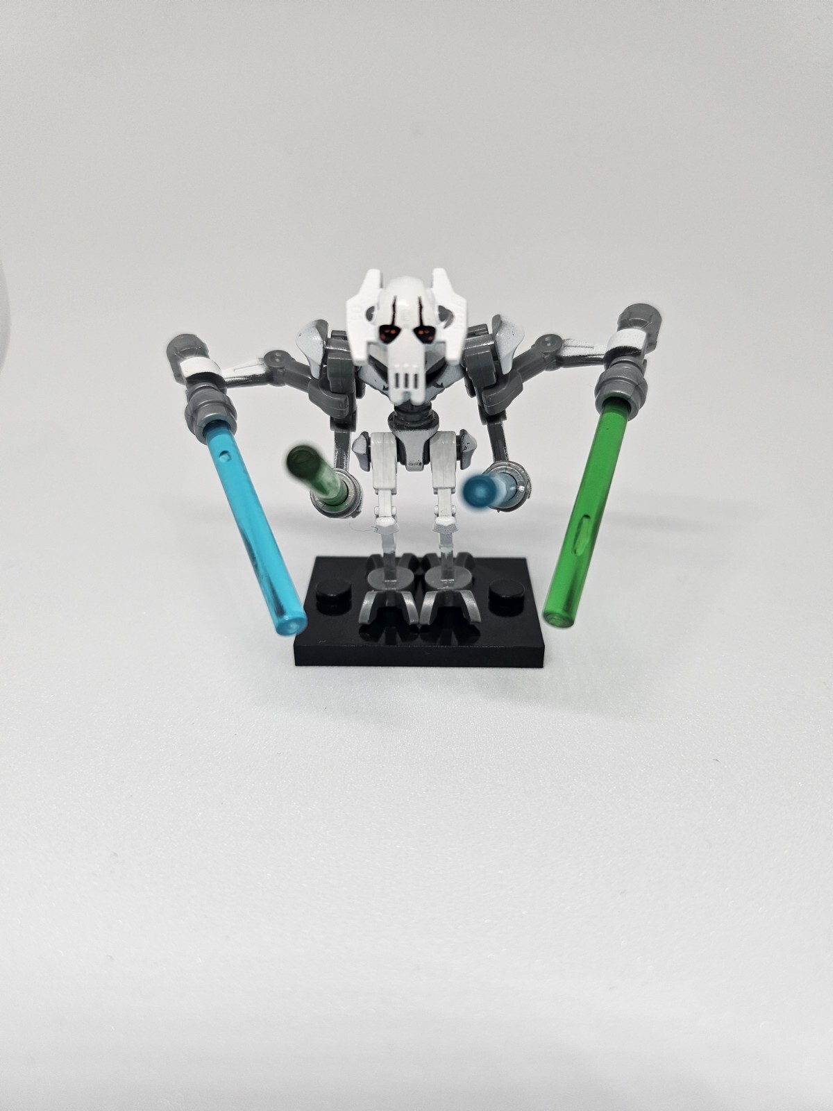 Custom Star Wars White General Grievous with Minifigure Baseplate