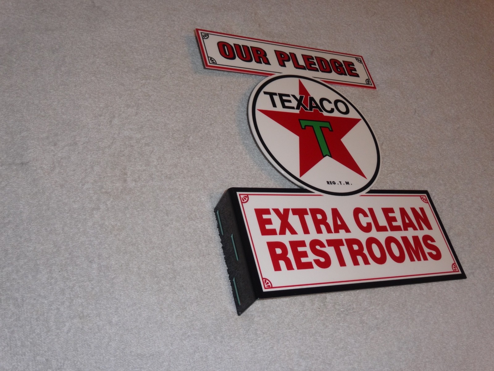 VINTAGE TEXACO OUR PLEDGE CLEAN RESTROOMS 11 3/4" METAL GASOLINE OIL FLANGE SIGN