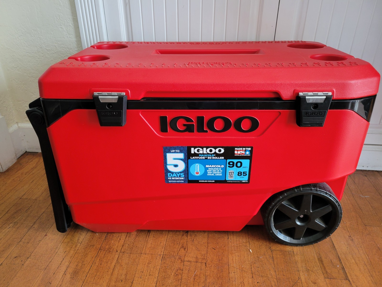 Igloo MaxCold Latitude 90-quart Roller Cooler Red