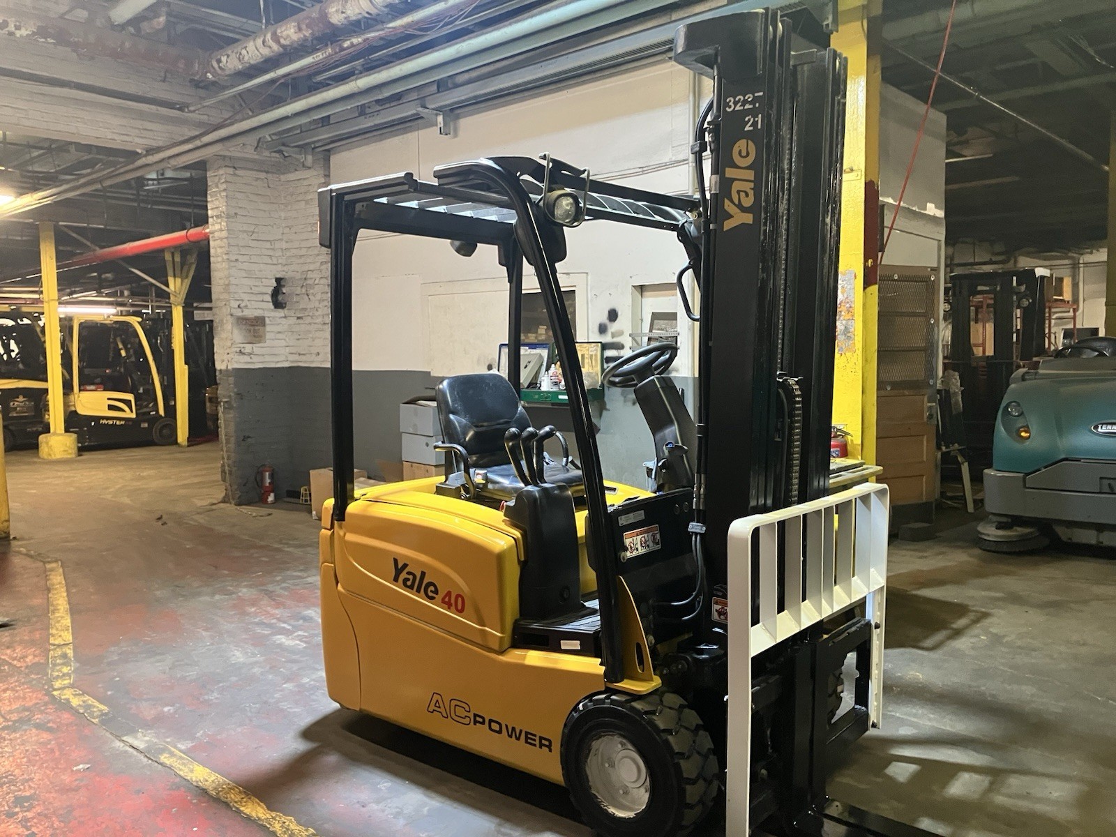 2019 Yale 4000 LB Forklift With Side Shift and Triple Mast ERP040