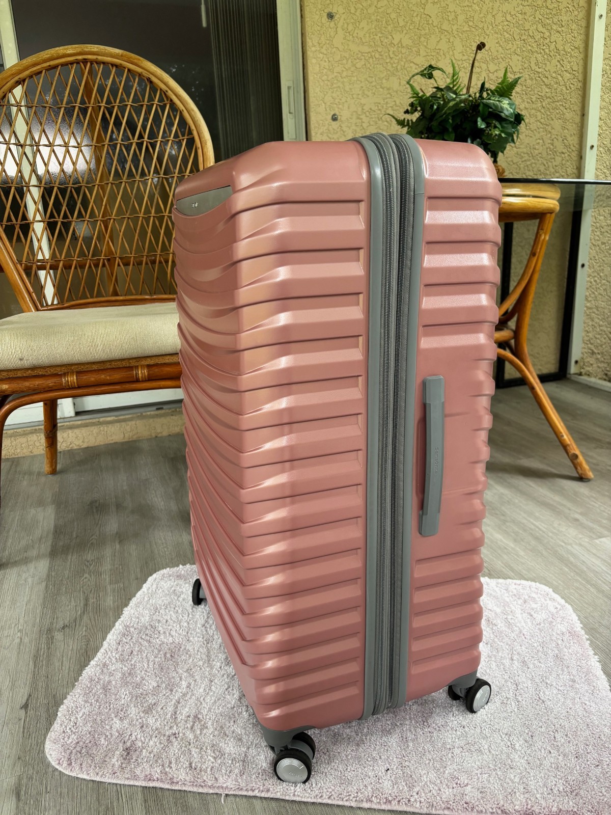 Samsonite Spin Tech 6 Large Spinner Color: Arctic Pink