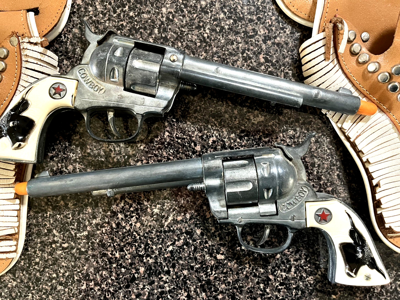 Outstanding Keyston horseshoe holster w/WOW Hubley Cowboy toy cap gun pistols