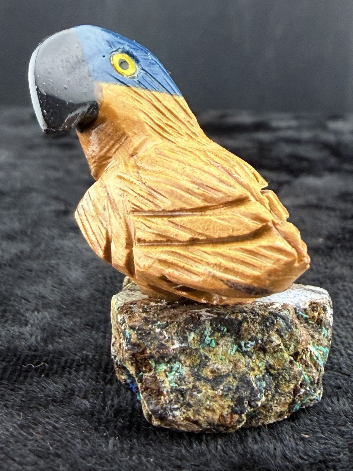 Gemstone Bird Sculpture on Mineral Base.   20   g.   29x26x35    mm