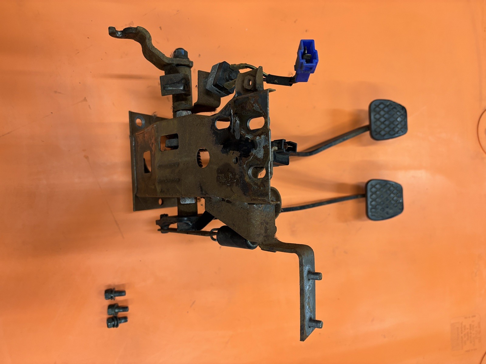 GEO TRACKER SUZUKI SIDEKICK CLUTCH PEDAL & BRAKE PEDAL ASSEMBLY Fits 96-98