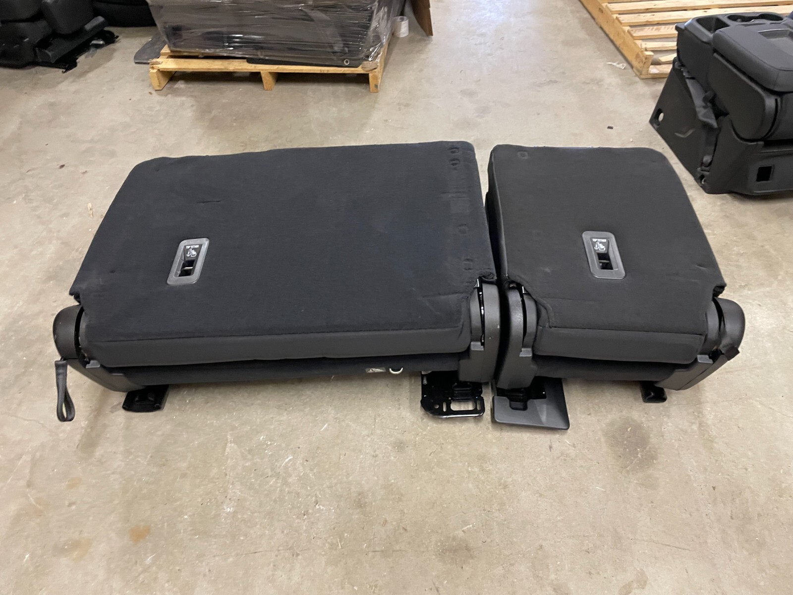 21-25 TAHOE YUKON ESCALADE SUBURBAN LEATHER 2ND ROW SEAT EBONY (JET BLACK) OEM